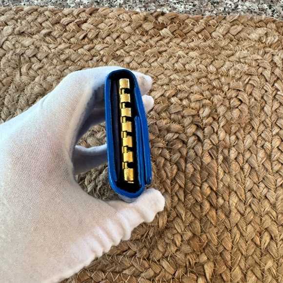 Chanel key case caviar leather with the iconic CC logo embossed on the front. - Picture 5 of 15